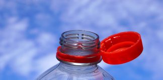 “A JA BESNA ŠTO MI ČEP UDARA U NOS” Sve vreme pogrešno otvarate NOVE FLAŠE, kad vidite ovaj GENIJALNI TRIK, oduševićete se (VIDEO)