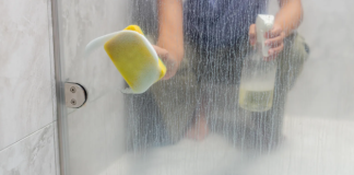 Rastvorite u toploj vodi i poprskajte staklo, slavinu i kadu: TUŠ POSTAĆE KAO NOV!
