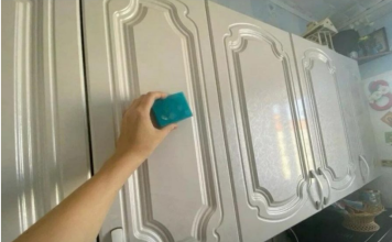 Ljepljiva masnoća i nečistoće trenutno nestaju – Kuhinjski ormarići ponovo blistaju: nanesem i obrišem – to je to!