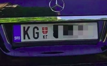 “Došli smo u Tuzlu iz Kragujevca, turistički. Čekamo slobodno mesto na parkingu. Prilazi nam čovek i pokazuje da otvorimo prozor…”