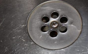 SMRDI VAM IZ KUPATILA KADA PADA KIŠA? Samo ubacite 1 sitnicu iz kuhinje u odvod i rešite problem