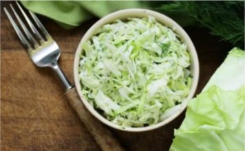 SVI GRIJEŠE U OVOME KADA PRAVE KUPUS SALATU: Trik je u sastojku koji se dodaje na samom kraju i potpuno mijenja ukus