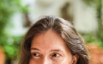 Jelenu je sestra posle majčine smrti ostavila u sirotištu i nikad se nije vratila po nju: Godinama kasnije stiže poziv koji je razorio na komade