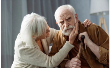 DEDA JE PONAVLJAO DA NOĆU VIDI MUŠKARCA U KUĆI, ALI MU NIKO NIJE VEROVAO JER JE IMAO DEMENCIJU: A kad je umro otkrivena je babina najveća tajna, porodica u šoku!