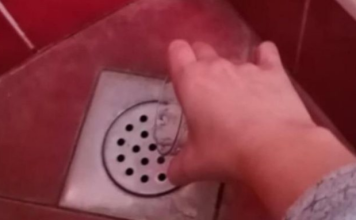 Sipala je sadržaj čaše u otvor na podu kupatila! Danima se u kući širio SMRAD,ovako ga je ELIMINISALA
