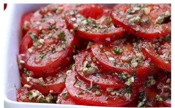 AKO VOLITE PARADAJZ, OBAVEZNO NAPRAVITE OVU SALATU: Toliko je ukusna da će vas oduševiti, a tajna je u 1 sastojku