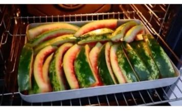 NIKADA ne bacajte KORE lubenice: Stavite ih u pleh i uključite rernu. ŽAO mi je što nisam OVO PROBAO ranije!