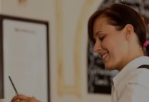 Šta znači kada gost pomaže konobaru da pokupi tanjire sa stola, prema psihologiji?