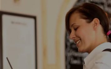 Šta znači kada gost pomaže konobaru da pokupi tanjire sa stola, prema psihologiji?