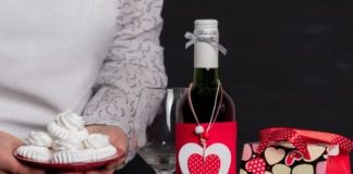 Šta je primereno da se nosi na slavu? 7 otmenih, a ne tako skupih poklona koji će oduševiti svakog domaćina