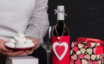 Šta je primereno da se nosi na slavu? 7 otmenih, a ne tako skupih poklona koji će oduševiti svakog domaćina