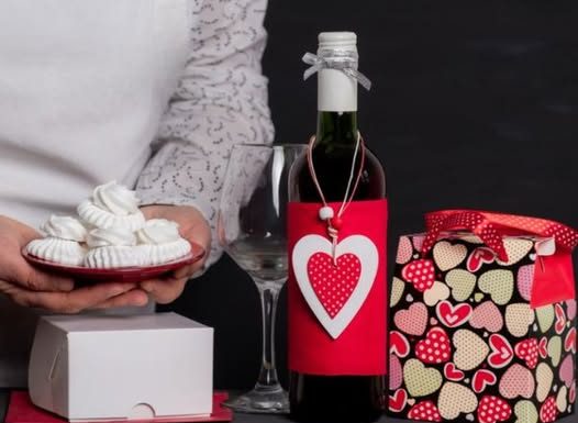 Šta je primereno da se nosi na slavu? 7 otmenih, a ne tako skupih poklona koji će oduševiti svakog domaćina