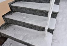 Nije sol: Led na stepenicama nestaje istog trenutka s jednim jeftinim sastojkom koji svi imamo kod kuće