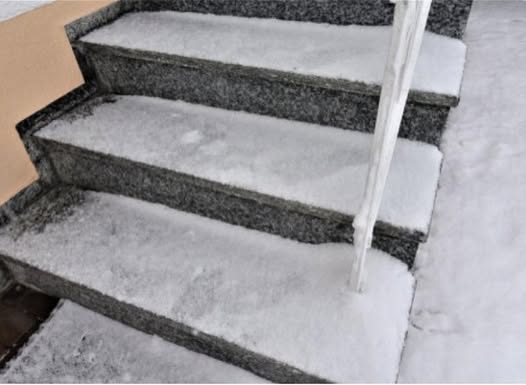 Nije sol: Led na stepenicama nestaje istog trenutka s jednim jeftinim sastojkom koji svi imamo kod kuće