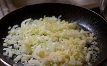 Profesionalni kuhar otkrio kako da ispržite luk, a da ne usmrdite cijelu kuću: SAMO DODAJTE 1 KAŠIKU OVOG SASTOJKA