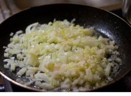 Profesionalni kuhar otkrio kako da ispržite luk, a da ne usmrdite cijelu kuću: SAMO DODAJTE 1 KAŠIKU OVOG SASTOJKA