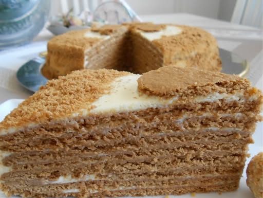 Slojevi koji očaravaju: Napravite legendarnu RUSKU MEDENU TORTU kod kuće!