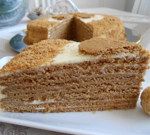 Slojevi koji očaravaju: Napravite legendarnu RUSKU MEDENU TORTU kod kuće!