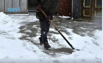 Kada čistite snijeg, uvijek na lopatu pospite ovaj jedan sastojak: Sve će ići mnogo brže i lakše