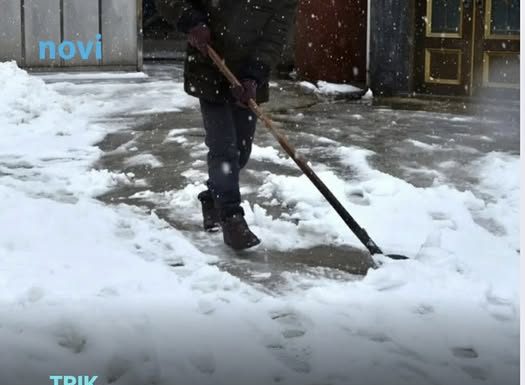 Kada čistite snijeg, uvijek na lopatu pospite ovaj jedan sastojak: Sve će ići mnogo brže i lakše