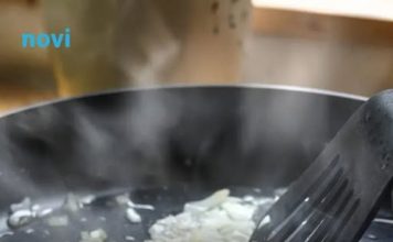 Profesionalni kuhar otkriva trik: Ovako dinstajte luk – bez mirisa i gotov u tren!