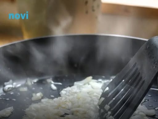 Profesionalni kuhar otkriva trik: Ovako dinstajte luk – bez mirisa i gotov u tren!