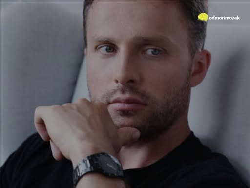 Nije to navika, već opsesija koju ne zna sakriti. Ovih 8 jasnih znakova pokazuje da ste mu stalno u mislima