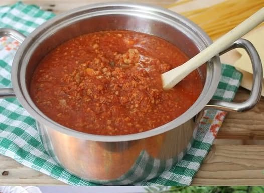 FANTASTIČAN BOLONJEZE SOS Sledeći dan je još BOLJI – BOGATOG ukusa i SAVRŠENO začinjen!