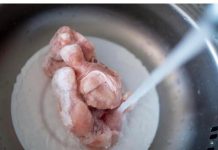 MESO IZ ZAMRZIVAČA OSTAVITE DA ODSTOJI ILI GA POTOPITE U VODU? Svi smo pogrešno radili, a samo jedan način je PRAVILAN