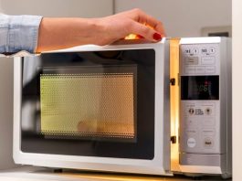 5 MJESTA U KUHINJI NA KOJA NIKADA NE BISTE TREBALI STAVLJATI MIKROVALNU PEĆNICU