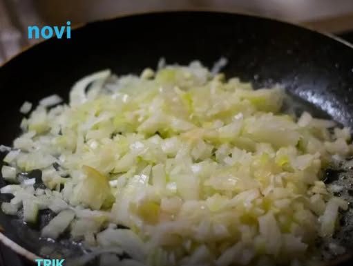 Svi griješite kad pržite luk: Dodajte 1 stvar u tavu i dobićete savršenu gustinu bez imalo brašna