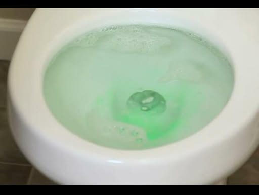 Bacite ovu tabletu u toalet i gledajte kako se magija dešava: požalit ćete što niste znali za to