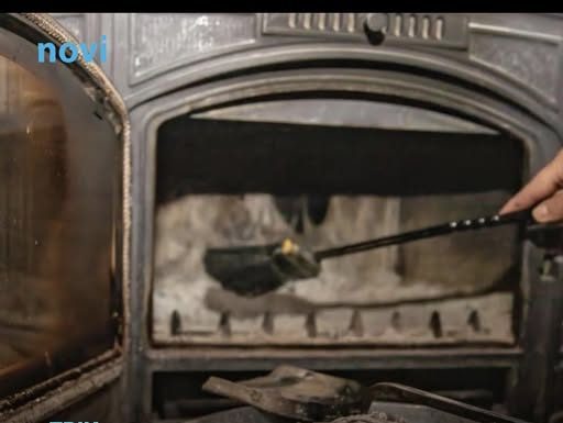 Ne bacajte pepeo iz peći: Samo stavite šaku u ćošak kuće i riješite problem koji sve izluđuje zimi