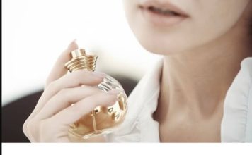 Zašto parfem na nekim traje cijeli dan, a na vama nestane za sat? Evo tajne dugotrajnog mirisa