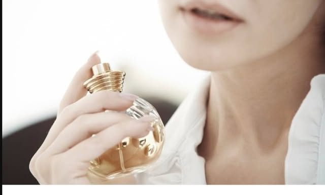 Zašto parfem na nekim traje cijeli dan, a na vama nestane za sat? Evo tajne dugotrajnog mirisa