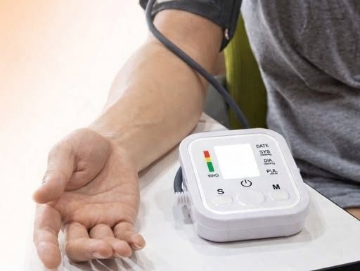 ŠTA SPUŠTA KRVNI PRITISAK MOMENTALNO? Ako brojke na aparatu pređu ovu granicu, sljedeće NAMIRNICE su PRVA POMOĆ