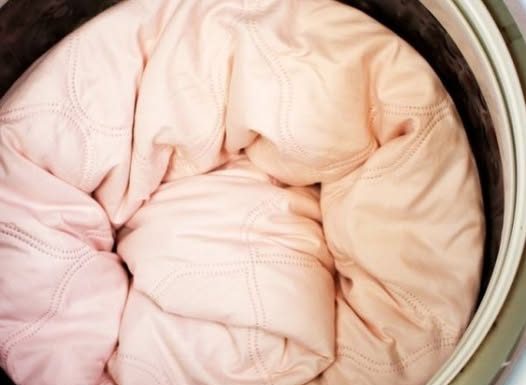 Kako oprati ogroman jorgan kod kuće? Ako ne može da stane u mašinu, ovo su zlatni trikovi starih domaćica