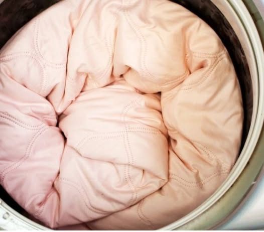 Kako oprati ogroman jorgan kod kuće? Ako ne može da stane u mašinu, ovo su zlatni trikovi starih domaćica