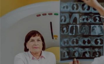 OTKRILA JE RAK NA PLUĆIMA, SADA UPOZORAVA SVE: Ovo na rukama, nikad nemojte zanemariti!