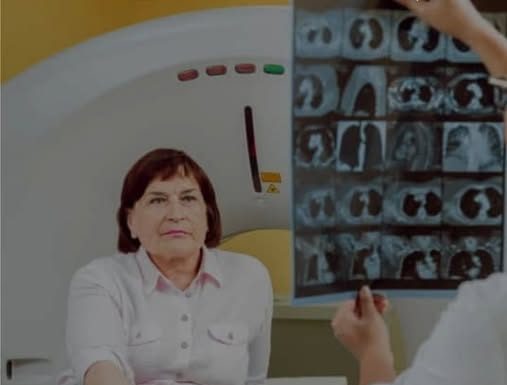 OTKRILA JE RAK NA PLUĆIMA, SADA UPOZORAVA SVE: Ovo na rukama, nikad nemojte zanemariti!