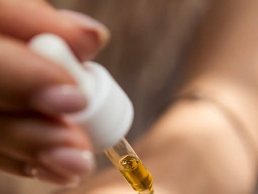 Namažite noge ovim uljem: Više nikada nećete imati problema sa proširenim venama! RECEPT
