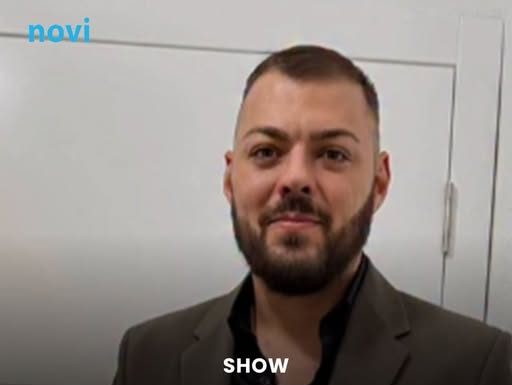Pjevač Slobodan Vasić napravio incident u avionu, pa ga hitno odveli na psihijatriju