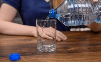 Da li je bezbedno piti vodu od juče? Stručnjaci kažu da može biti opasnije nego što mislite, evo zašto