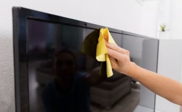Uobičajena greška u čišćenju može uništiti vaš televizor: Ovo svi koristimo, a nismo ni svesni opasnosti