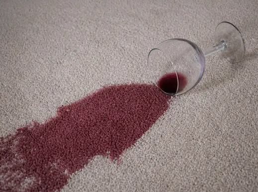 KORISNI SAVJETI: Evo kako da uklonite fleke od crnog vina!