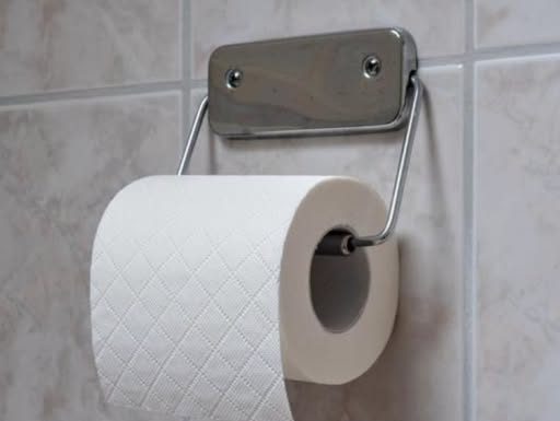 Da li rolna toalet papira treba da bude okrenuta ka zidu ili spolja? Stručnjaci rešili večitu dilemu, evo koji način je bolji