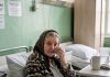 S 83 godine slomila sam nogu i danima nitko iz moje obitelji nije imao vremena za mene, osim susjedova dječaka — a ono što je pronašao na mom tavanu otkrilo je tajnu staru sedamdeset četiri godine